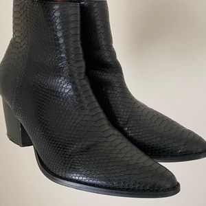 Black short cowgirl boots